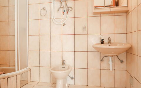 Karlobag 607: Salle De Bains, Tuile, Propriété, Pièce, Mur, Luminaire Plomberie, Sol, Céramique, Architecture, Bar De Douche