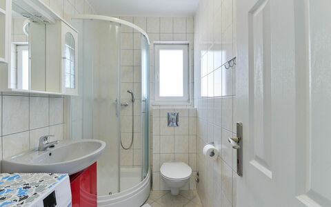 Starigrad-Paklenica 626: Robinet, Luminaire Plomberie, Évier, Fenêtre, Bâtiment, Miroir, Salle De Bains, Violet, Lavabo
