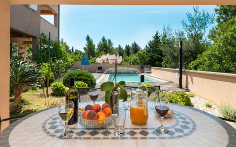 Starigrad-Paklenica 626: Plante, Vaisselle, Propriété, Bâtiment, Table, Aliments, Ciel, Pot De Fleur, Bleu Azur, Plante D'Appartement