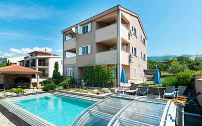 Starigrad-Paklenica 626: Ciel, Bâtiment, Propriété, L'Eau, Fenêtre, Bleu Azur, Piscine, Plante, Arbre, Architecture