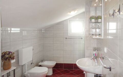 Anđelina: Luminaire Plomberie, Évier, Robinet, Lavabo, Salle De Bains, Violet, Design Intérieur, Éclairage, Bâtiment