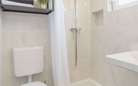 Vir 611: Baignoire, Propriété, Tete De Douche, Luminaire Plomberie, Produit, Robinet, Salle De Bains, Siège De Toilette, Toilette