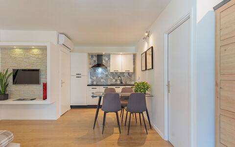 Vir 611: Bois, Plante D'Appartement, Sol, Cabinetry, Plante, Sol, Salle, Chaise, Salon, Dur
