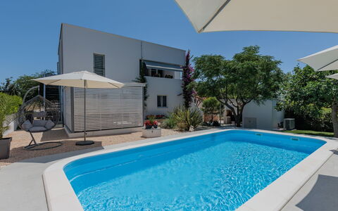 Vir 611: L'Eau, Bâtiment, Plante, Propriété, Ciel, Piscine, Bleu Azur, Ombre, Architecture, Rectangle