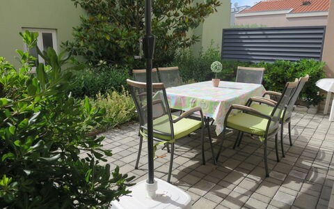 Silvija: Plante, Meubles, Table, Chaise, Bâtiment, Tableau De Plein Air, Design Intérieur, Mobilier De Jardin, Architecture, Ombre