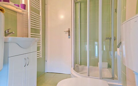 Valentina: Luminaire Plomberie, Sol, Sol, Salle De Bains, Design Intérieur, Plomberie, Robinet, Pièce, Lavabo, Évier