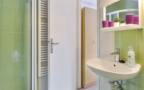 Valentina: Salle De Bains, Pièce, Propriété, Vert, Design Intérieur, Robinet, Tuile, Architecture, Bâtiment, Luminaire Plomberie