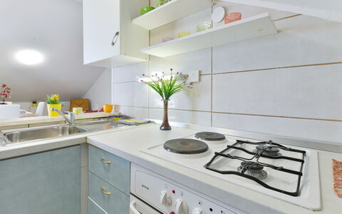 Valentina: Comptoir, Blanc, Cuisine, Pièce, Propriété, Meubles, Tuile, Design Intérieur, Cabinetry, Jaune