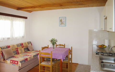 Kalebica: Table, Meubles, Propriété, Canapé, Fenêtre, Plante, Plante D'Appartement, Bois, Bâtiment, Design Intérieur