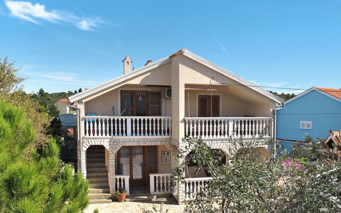 Murter Betina 603: Ciel, Plante, Nuage, Bâtiment, Propriété, Fenêtre, Arbre, Maison, Lot Terre, Chalet
