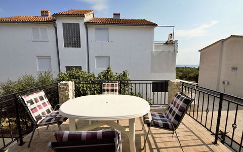 Vodice 613: Ciel, Fenêtre, Bâtiment, Plante, Arbre, Lot Terre, Herbe, Façade, Paysage, Toit