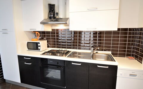 Vodice 613: Cabinetry, Evier, Propriété, Évier, Comptoir, Cuisinière, Appareil De Cuisine, Robinet, Électroménager, Cuisine