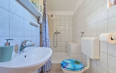 Antonio: Design Intérieur, Sol, Luminaire Plomberie, Sol, Salle De Bains, Lavabo, Pièce, Évier, Plomberie, Toilette
