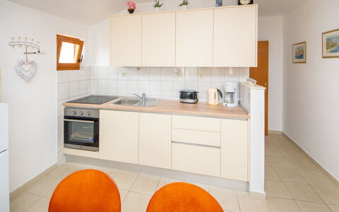 Antonio: Comptoir, Cabinetry, Meubles, Propriété, Évier, Cuisine, Bois, Orange, Appareil De Cuisine, Sol