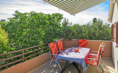 Antonio: Meubles, Ciel, Bâtiment, Table, La Nature, Nuage, Ombre, Plante, Mobilier De Jardin, Arbre