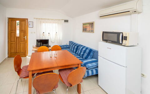 Antonio: Meubles, Table, Cabinetry, Bâtiment, Confort, Porte, Chaise, Design Intérieur, Sol, Sol