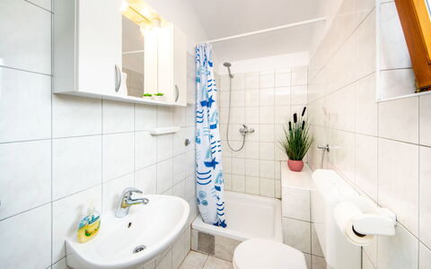 Antonio: Robinet, Luminaire Plomberie, Plante, Évier, Propriété, Lavabo, Miroir, Salle De Bains, Violet, Design Intérieur