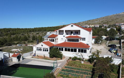 Šibenik 609: Ciel, Bâtiment, Plante, Propriété, Fenêtre, Arbre, Maison, Montagne, Design Urbain, Zone Résidentielle