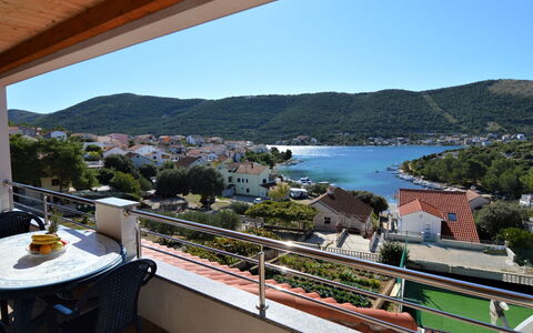 Šibenik 609: Ciel, L'Eau, Bâtiment, Plante, Bleu Azur, Arbre, Fenêtre, Table, Ombre, Montagne