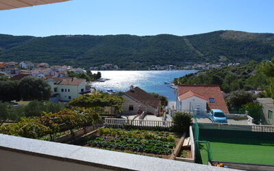 Šibenik 609: Ciel, L'Eau, Propriété, Jour, Plante, Bâtiment, Bleu Azur, La Nature, Arbre, Plan D'Eau