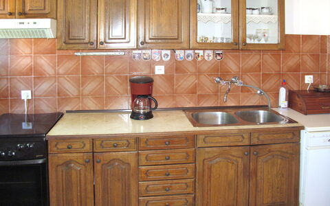 Šibenik 610: Comptoir, Cabinetry, Meubles, Cuisine, Pièce, Propriété, Évier, Tache De Bois, Tiroir, Placard