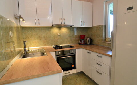 Rogoznica Ražanj 637: Cabinetry, Comptoir, Evier, Évier, Meubles, Cuisinière, Appareil De Cuisine, Cuisine, Bois, Électroménager