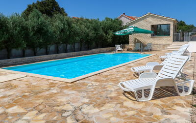 Rogoznica Ražanj 637: Ciel, L'Eau, Propriété, Piscine, Arbre, Ombre, Bâtiment, Rectangle, Mobilier De Jardin, Loisir