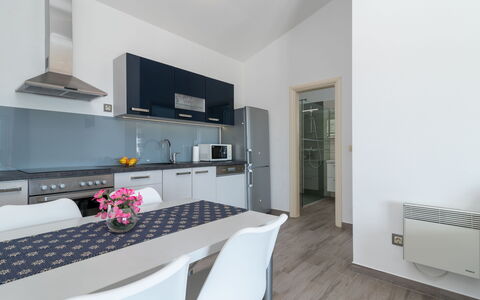 Ria with Heated Pool: Cabinetry, Meubles, Comptoir, Bâtiment, Design Intérieur, Bois, Sol, Sol, Salon