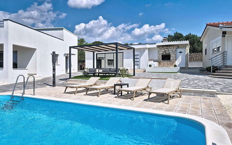 Ria with Heated Pool: Composite, Porte, Béton, Biens, Ombre, Piscine, Recours, Mobilier De Jardin, Villa, Hôtel