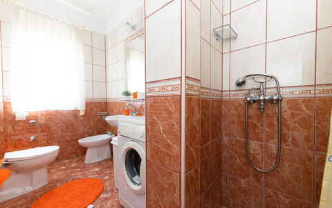 Trogir 631: Marron, Luminaire Plomberie, Propriété, Salle De Bains, Miroir, Porte De Douche, Robinet, Toilette, Bois, Orange