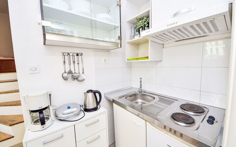 Trogir 655: Cuisine, Comptoir, Appareil De Cuisine, Principaux Appliance, Sol, Design Intérieur, Bois, Cabinetry, Sol, Luminaire Plomberie
