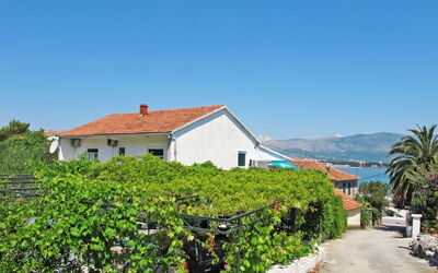 Trogir 655: Ciel, Plante, Propriété, Communauté Des Plantes, Bleu Azur, Lot Terre, Végétation, Bâtiment, Maison, Zone Rurale