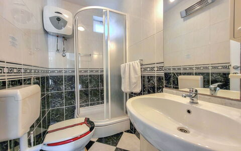 Nina: Miroir, Luminaire Plomberie, Robinet, Propriété, Évier, Baignoire, Salle De Bains, Design Intérieur, Éclairage, Lavabo