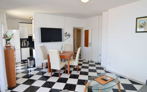 Nina: Cadre, Propriété, Bois, Sol, Plante D'Appartement, Sol, Plante, Salon