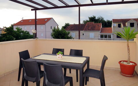 Mira: Table, Meubles, Plante, Propriété, Chaise, Bâtiment, Ciel, Nuage, Bois, Ombre