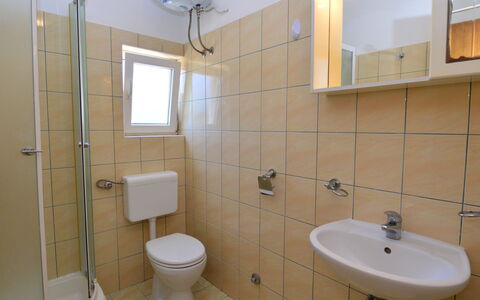 Hvar Kalober 616: Miroir, Luminaire Plomberie, Robinet, Évier, Propriété, Photographier, Lavabo, Bâtiment, Violet, Salle De Bains