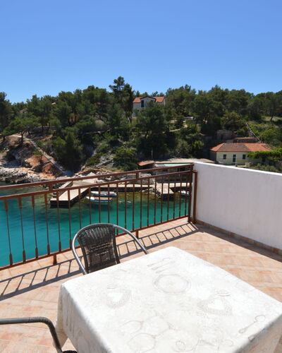 Hvar Kalober 616: Ciel, L'Eau, Bâtiment, Station Balnéaire, Arbre, Mobilier De Jardin, Bois, Piscine, Maison, Loisir