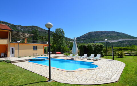 Villa Kikiza: Piscine, Propriété, Loisir, Herbe, Immobilier, Maison, Bâtiment, Vacances, Villa, Biens