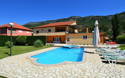 Villa Kikiza: Ciel, Bâtiment, Plante, Propriété, L'Eau, Piscine, Bleu Azur, Ombre, Maison, Mobilier De Jardin