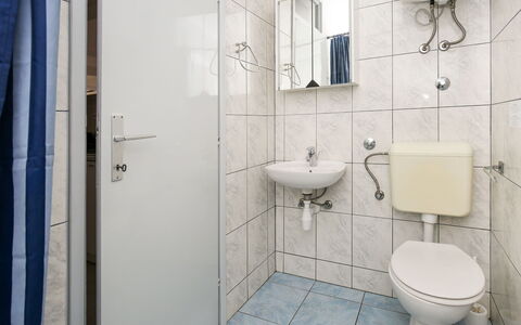 Korčula Korčula 603: Propriété, Luminaire Plomberie, Miroir, Évier, Salle De Bains, Violet, Robinet, Lavabo, Bâtiment, Siège De Toilette