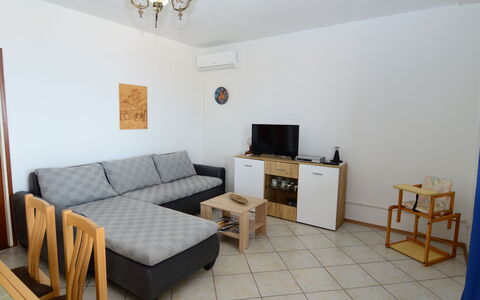 Jure: Table, Meubles, Canapé, Propriété, Cadre, Confort, Bâtiment, Plante D'Appartement, Maison, Design Intérieur