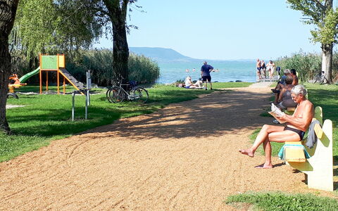 Rakoczi: L'Eau, Plante, Ciel, Arbre, Ombre, Herbe, Loisir, Mobilier De Jardin, Espace Public