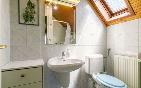 Balatonmariafurdo 622: Salle De Bains, Lavabo, Luminaire Plomberie, Mur, Design Intérieur, Sol, Évier, Sol, Robinet, Plomberie
