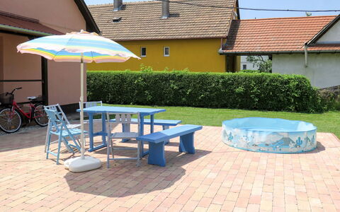 Balatonmariafurdo 622: Propriété, Parapluie, Table, Patio, Bâtiment, Meubles, Tableau De Plein Air, Ombre, Piscine, Immobilier