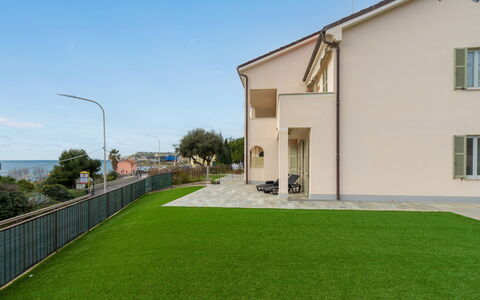 Riva Mare: Ciel, Fenêtre, Bâtiment, Éclairage Public, Herbe, Arbre, Plante, Lot Terre, Architecture, Surface De La Route