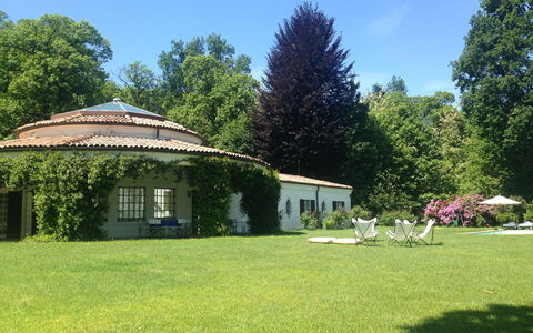 Villa Adriana: Propriété, Maison, Domicile, Herbe, Jardin, Pelouse, Cour, Bâtiment, Immobilier, Botanique