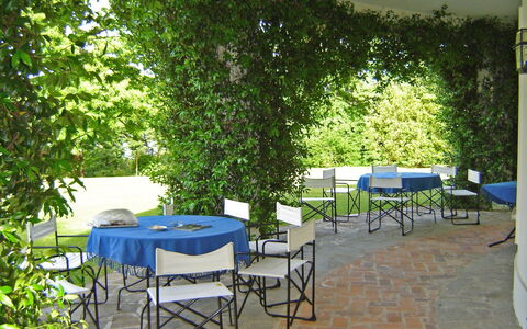 Villa Adriana: Propriété, Patio, Tableau De Plein Air, Table, Arbre, Meubles, Immobilier, Pièce, Bâtiment, Loisir