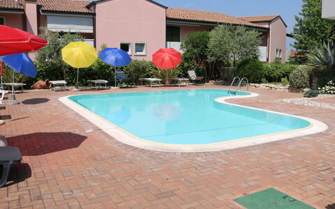 Lazise 741: L'Eau, Plante, Propriété, Bâtiment, Piscine, Ciel, Bleu Azur, Arbre, Ombre, Architecture