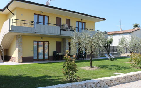 Lazise 741: Plante, Bâtiment, Ciel, Propriété, Fenêtre, Arbre, Maison, Lot Terre, Architecture, Ombre