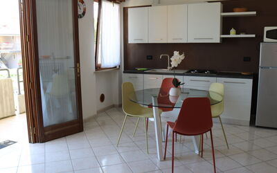 Corte Chiara 741.3: Meubles, Table, Cabinetry, Comptoir, Bâtiment, Bois, Chaise, Sol, Sol, Cuisine